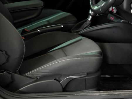 2015-Audi-A1-14-TFSI-3-dr-Attraction-Auto_23
