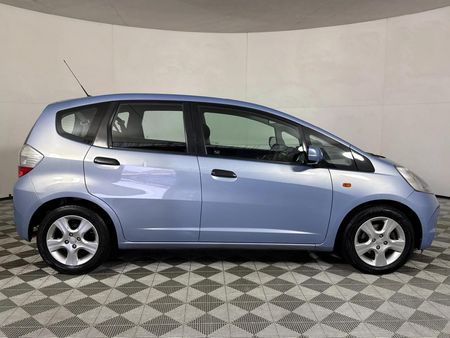 2010-Honda-Jazz-14i-LX_16