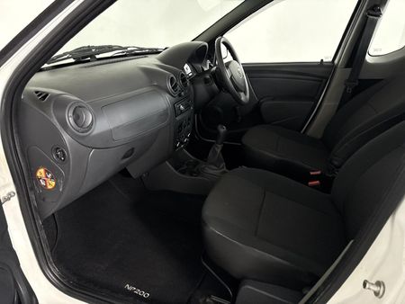 2021-Nissan-NP200-16_6
