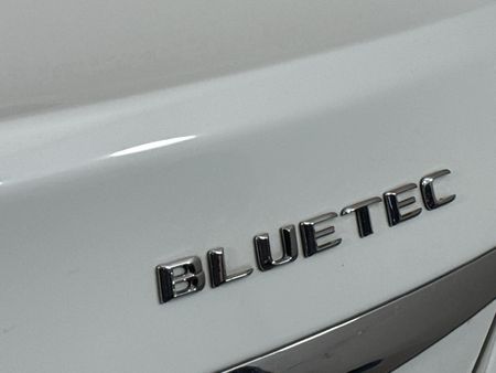 2015-Mercedes-Benz-C-Class-C-220-Bluetec-Avantgarde-Auto_10