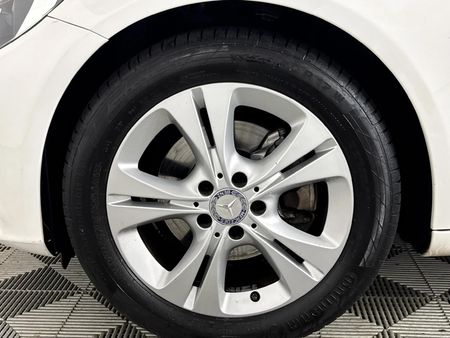 2015-Mercedes-Benz-C-Class-C-220-Bluetec-Avantgarde-Auto_4