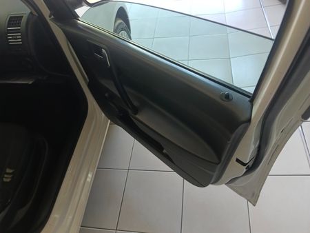 2012-Volkswagen-Polo-Vivo-14-Trendline-5-dr_10