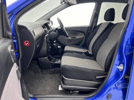 2005-Daihatsu-Charade-CX-Auto_6
