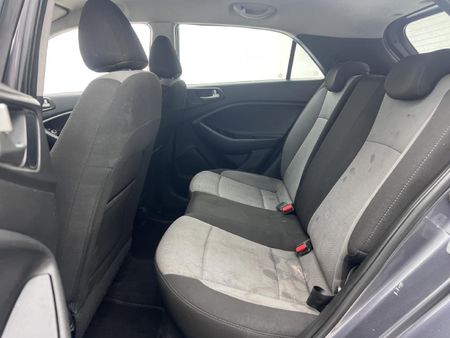 2015-Hyundai-i20-14-Fluid_11