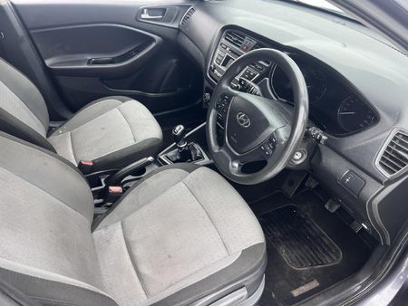 2015-Hyundai-i20-14-Fluid_13