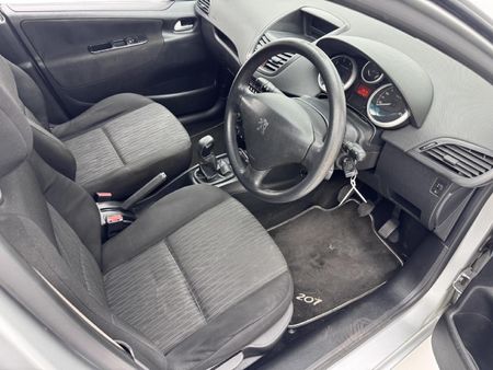 2010-Peugeot-207-14-Urban_14