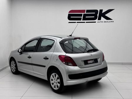 2010-Peugeot-207-14-Urban_3