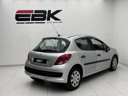 2010-Peugeot-207-14-Urban_5