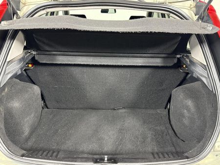 2013-Ford-Figo-14-Ambiente_10