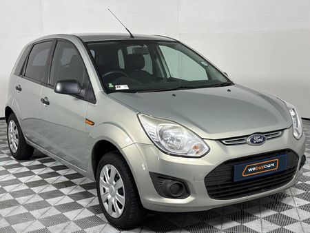 2013-Ford-Figo-14-Ambiente_12