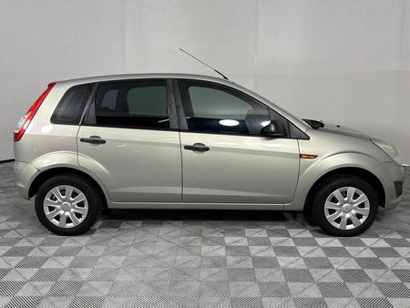 2013-Ford-Figo-14-Ambiente_13