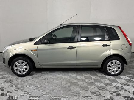 2013-Ford-Figo-14-Ambiente_15