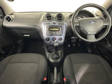 2013-Ford-Figo-14-Ambiente_1