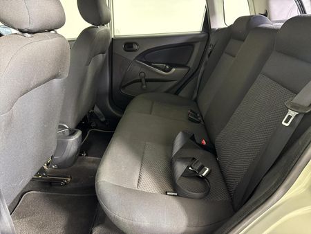 2013-Ford-Figo-14-Ambiente_3