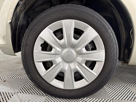 2013-Ford-Figo-14-Ambiente_4