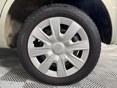 2013-Ford-Figo-14-Ambiente_6