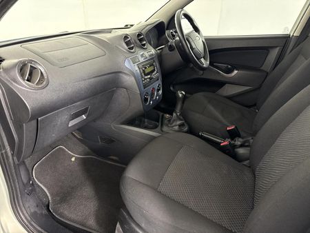2013-Ford-Figo-14-Ambiente_7