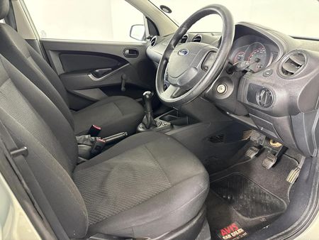 2013-Ford-Figo-14-Ambiente_8