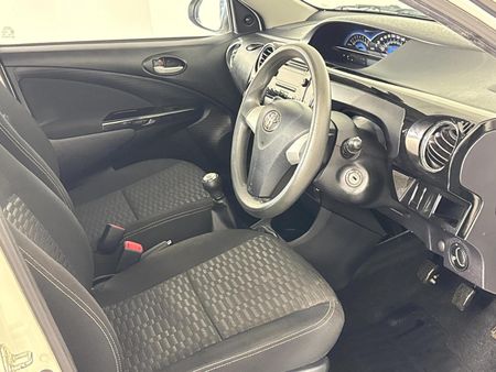 2015-Toyota-Etios-Cross-15-XS-5-dr_9