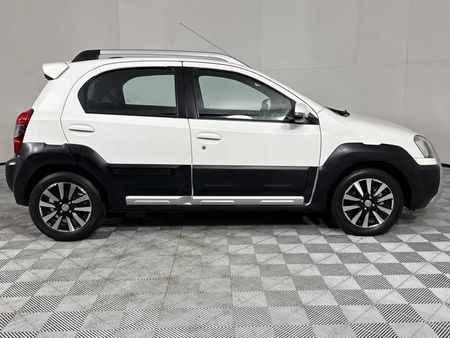 2015-Toyota-Etios-Cross-15-XS-5-dr_15