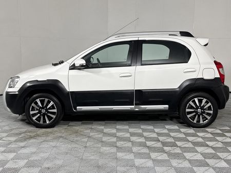 2015-Toyota-Etios-Cross-15-XS-5-dr_17