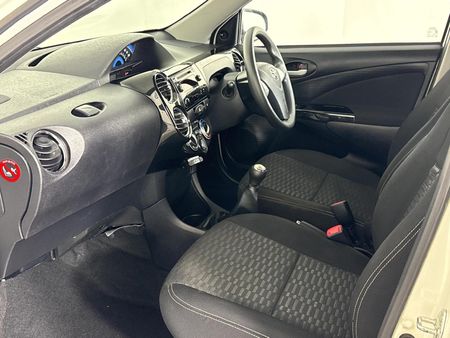 2015-Toyota-Etios-Cross-15-XS-5-dr_8