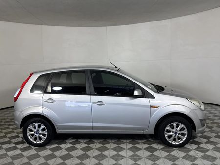 2014-Ford-Figo-14-Trend_14
