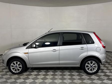 2014-Ford-Figo-14-Trend_16