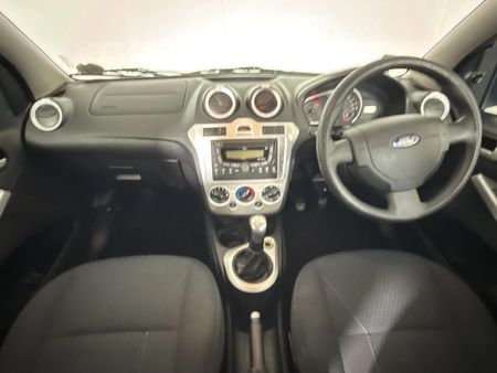2014-Ford-Figo-14-Trend_1