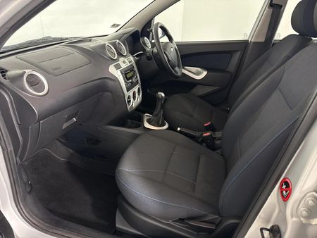 2014-Ford-Figo-14-Trend_8