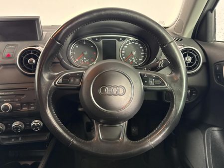 2013-Audi-A1-Sportback-16-TDI-Ambition_12