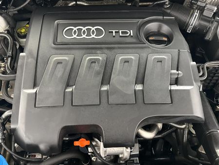 2013-Audi-A1-Sportback-16-TDI-Ambition_13