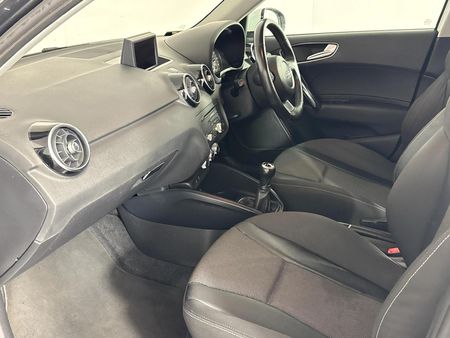 2013-Audi-A1-Sportback-16-TDI-Ambition_8