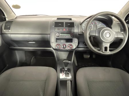 2014-Volkswagen-Polo-Vivo-14-Trendline-Auto_1