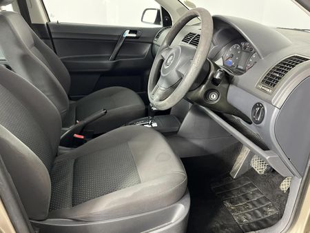 2014-Volkswagen-Polo-Vivo-14-Trendline-Auto_5