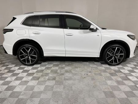 2025-Volkswagen-Tiguan-20TDI-R-Line-4Motion_16