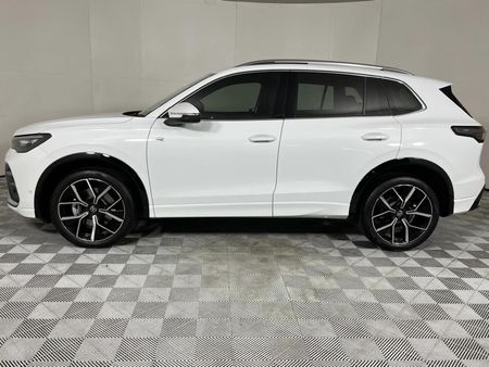 2025-Volkswagen-Tiguan-20TDI-R-Line-4Motion_18