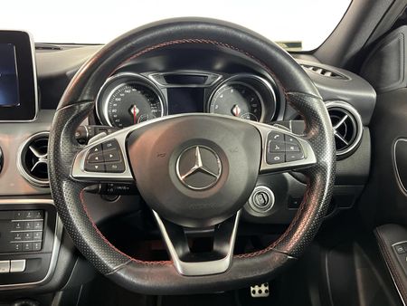2020-Mercedes-Benz-GLA-200-Auto_11