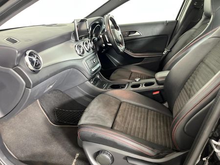 2020-Mercedes-Benz-GLA-200-Auto_8