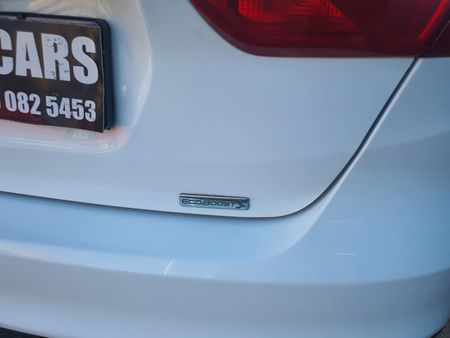 2020-Ford-Focus-20-EcoBoost-ST1_8