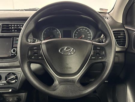 2020-Hyundai-i20-12-Motion_11