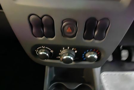 2023-Nissan-NP200-16_10