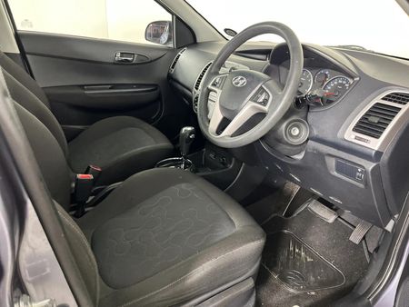2010-Hyundai-i20-14-Auto_9