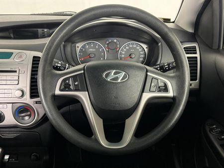 2010-Hyundai-i20-14-Auto_11