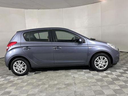 2010-Hyundai-i20-14-Auto_16