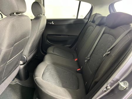 2010-Hyundai-i20-14-Auto_3