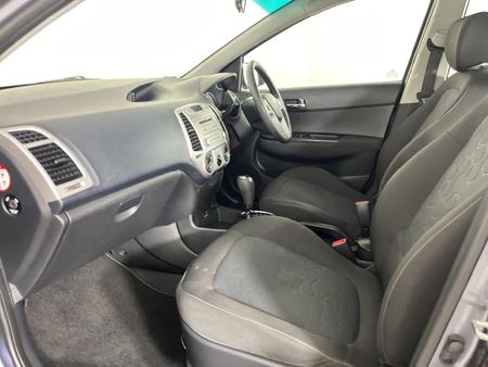 2010-Hyundai-i20-14-Auto_8