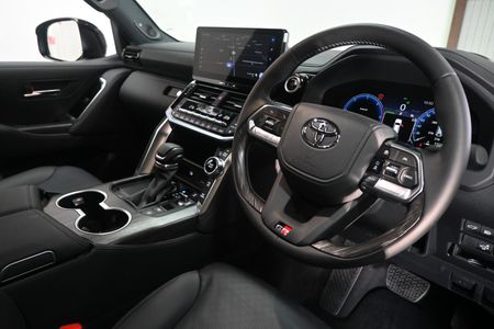2026-Toyota-Land-Cruiser-300-V6-33D-GR-S_7