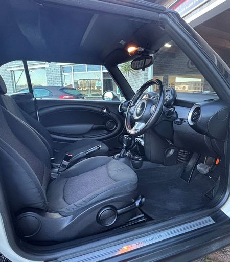 2011-MINI-Convertible-Cooper-Auto_12