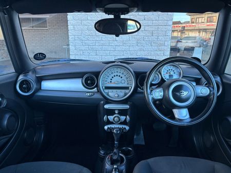2011-MINI-Convertible-Cooper-Auto_16